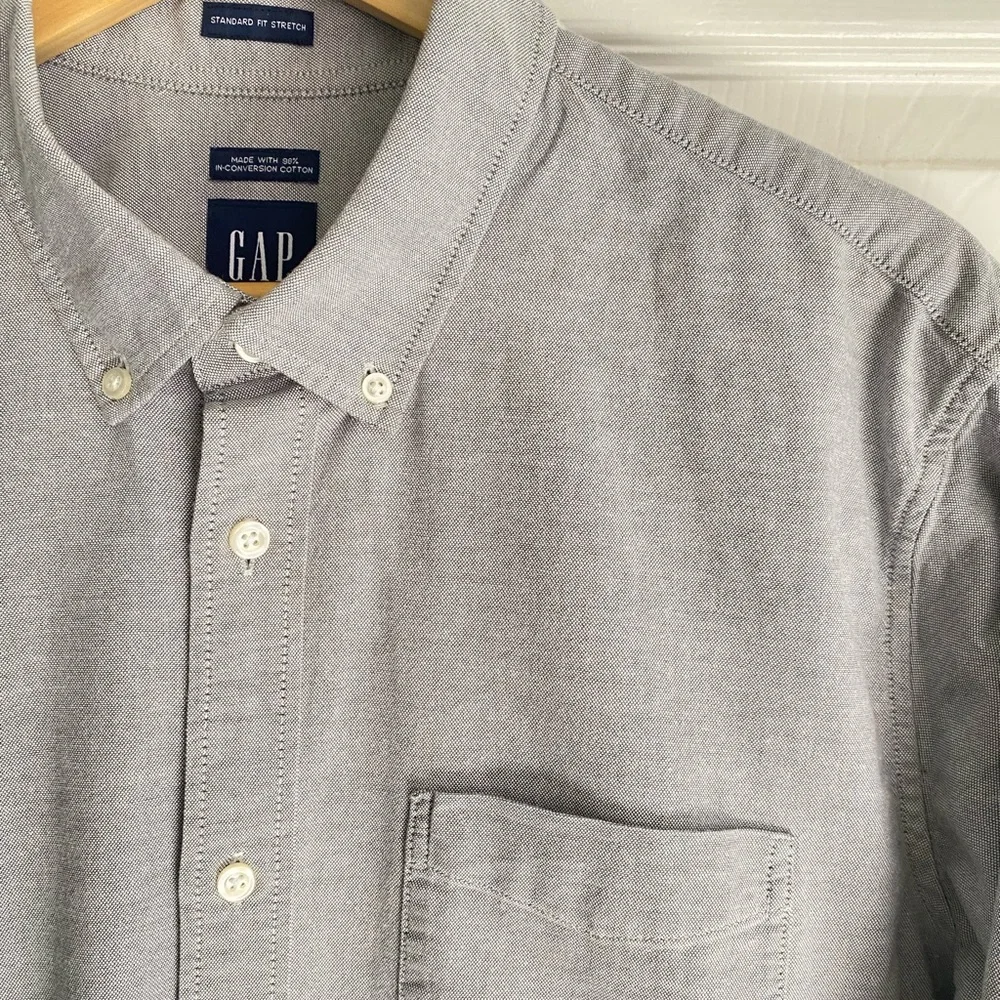 GAP Men's Light Gray Casual Button-Down Shirt